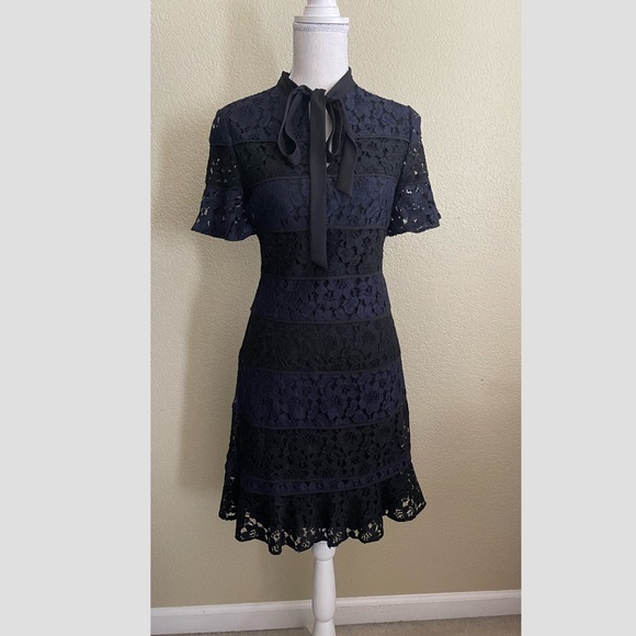 julia jordan Dresses & Skirts - Julia Jordan Short Sleeves Tie Neck Fit & Flare Dress Size: 6 Color: Navy/Black